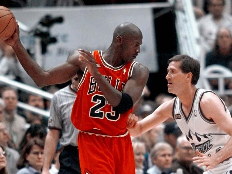 Michael Jordan in het geveilde shirt. 