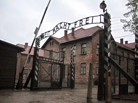 De beroemde toegang tot het concentratiekamp van Auschwitz.