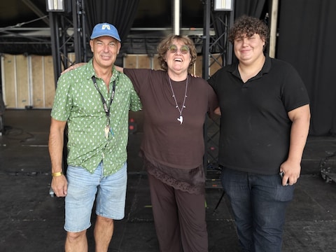Marc Baert, de voorzitter van Mechelen Feest, Maureen en haar zoon op het podium van Maanrock 