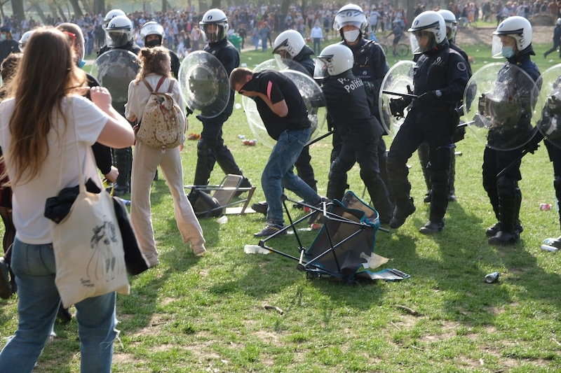 Het waterkanon werd ingezet in het Ter Kamerenbos.