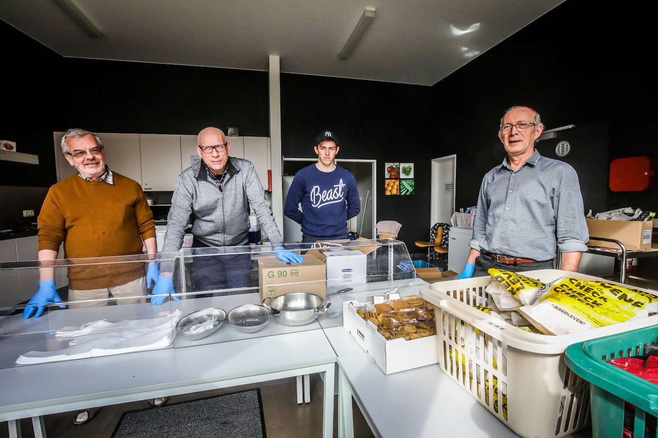 Vijftig kans- en thuislozen krijgen maaltijd van pastoor Antoon: “Ik ...