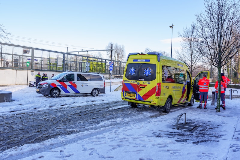 Veel hulpdiensten bij metrostation Schiedam Nieuwland.