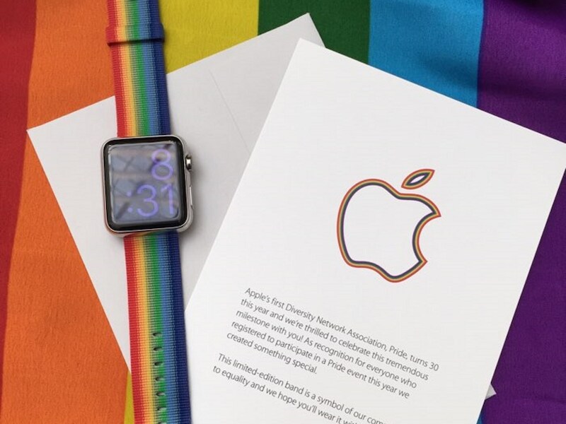 Apple gaf medewerkers die meeliepen op de GayPride een speciale regenboogkleurige horlogeband voor hun iWatch.