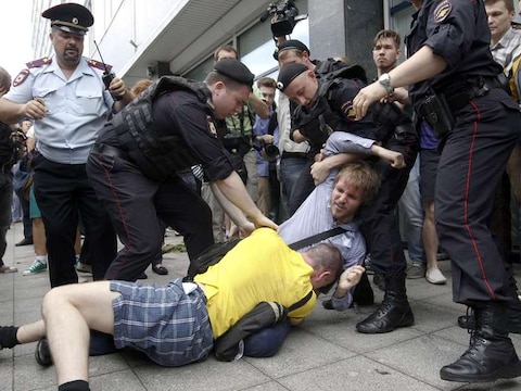 Tijdens een protestactie tegen het omstreden verbod op "homoseksuele propaganda" heeft de politie voor het Russische parlement minstens twintig personen opgepakt.