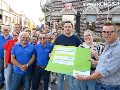 Burgemeester John Adam overhandigde donderdagavond de symbolische cheques aan de verenenigingen.