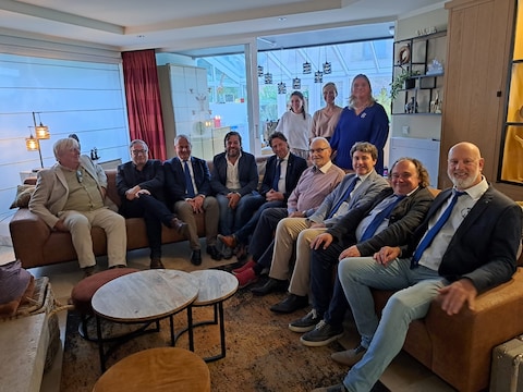 Serviceclub Fifty-One Geraardsbergen schenkt 13.000 euro aan Home Magnolia, een begeleidingstehuis voor bijzondere jeugdzorg in Geraardsbergen. 