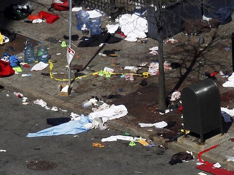 Bloed en puin langs Boylston Street, waar maandag twee bommen ontploften.