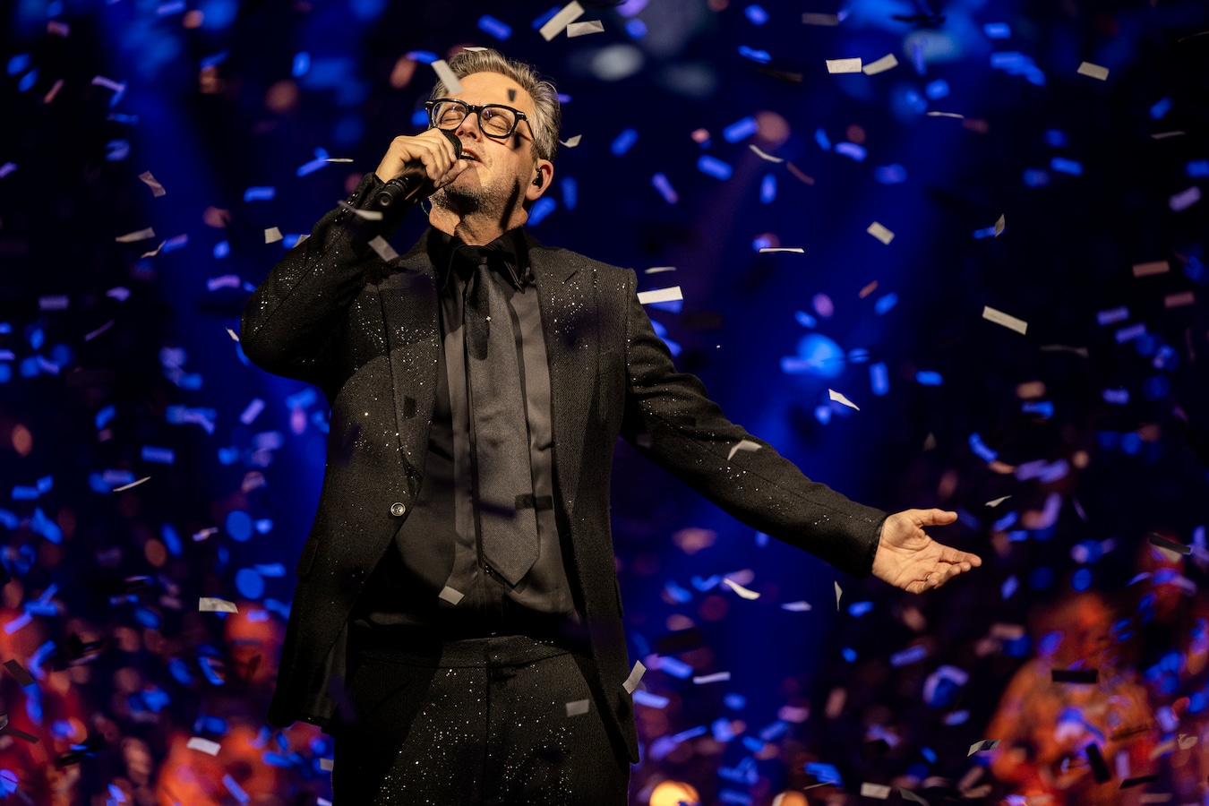 Guus Meeuwis schittert voor het eerst in de Antwerpse AFAS Dome:“Een droom  die uitkomt en het hoogtepunt van mijn afgelopen jaar in België” | Foto |  hln.be