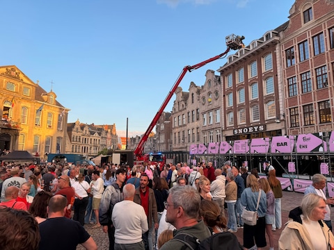 De brandweer kwam massaal ter plaatse voor een brand in een appartement boven schoenwinkel Snoeys op de Grote Markt in Lier.