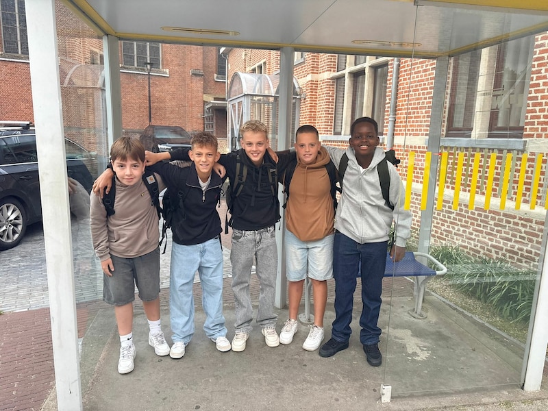 Vriendengroep uit Overmere trekt samen naar het middelbaar: op naar SVI Gijzegem