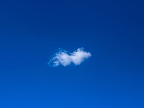 Veel ruimte voor opklaringen met een enkele wolk in Maaseik in de avond
