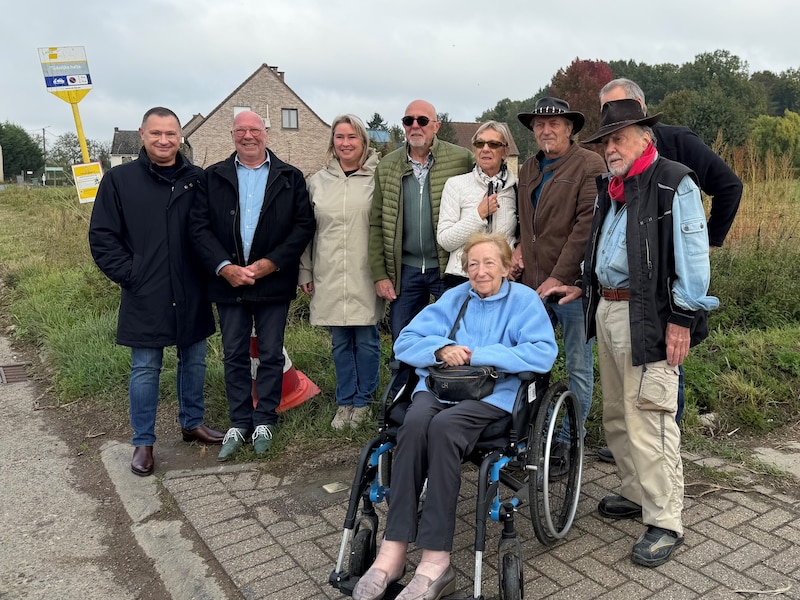De familie van de lokale WO II-slachtoffers samen met burgemeester Peter Reekmans en de Duitse kunstenaar Gunter Demnig.