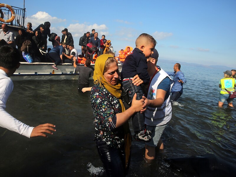 Syrische en Iraakse vluchtelingen komen aan op het Griekse eiland Lesbos. De VN-hoogcommissaris voor de mensenrechten Zeid Ra'ad Al Hussein uit kritiek op het gebruik van ontmenselijkende taal in het vluchtelingendebat.