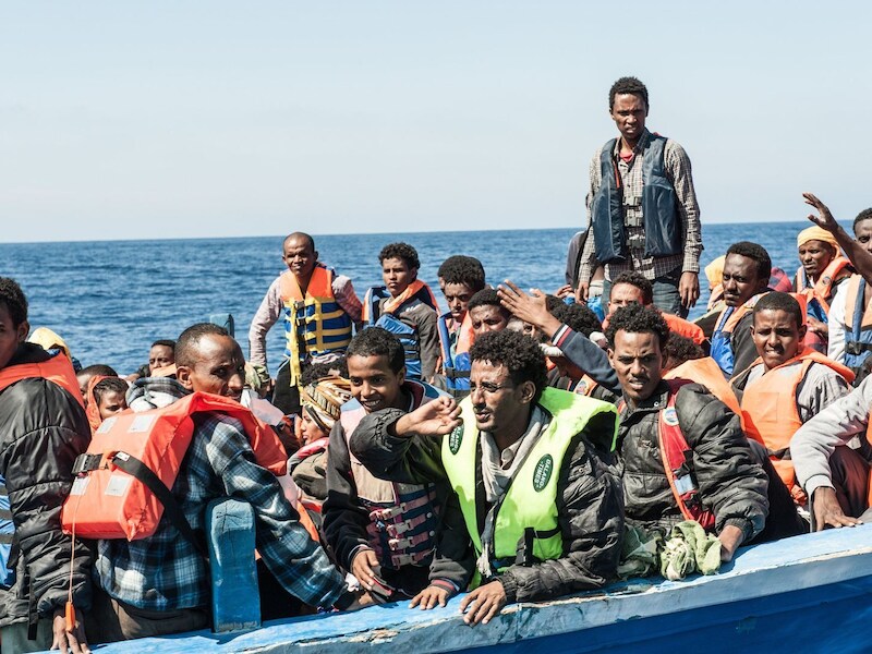Vluchtelinegn uit Syrië en Eritrea worden op zee gered door een Italiaans marineschip. Italië dreigt ermee geen door buitenlandse marineschepen geredde vluchtelingen meer voet op Italiaanse bodem te laten zetten.