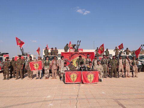 Koerdische en Arabische strijders vechten in Syrië met de steun van de Verenigde Staten tegen IS.