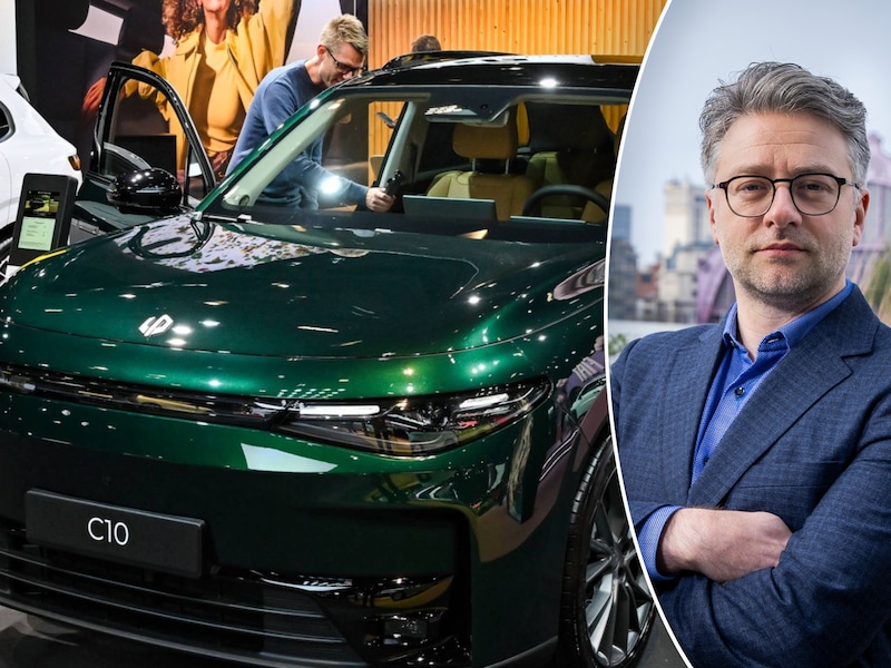De Leapmotor C10, een ruime elektrische SUV, is een van de getroffen modellen. Rechts: HLN-mobiliteitsexpert Brecht Vanhaelewyn.