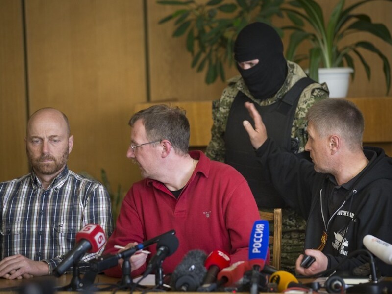 Ponomarev, de zelfbenoemde burgemeester van Slavjansk, en de gevangen OVSE-waarnemers, vandaag. In het midden Axel Schneider.