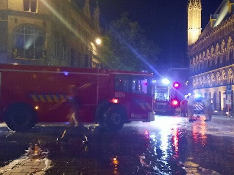 De brandweer van de zone Westhoek ruimde in het Ieperse centrum een oliespoor op