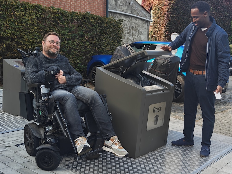 Jo Portois aan een van de sorteerstraten, waar een inwoner afval komt deponeren.