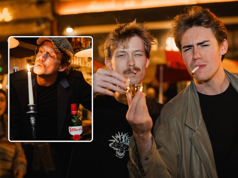 Trefpunt in Gent viert het uitstel van het rookverbod op terrassen met gratis jenever. Inzet: Edmond Cocquyt steekt een sigaret op, met een jenever erbij.
