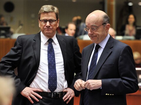 De Franse minister Alain Juppe met de Britse minister William Hague.