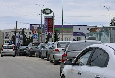 Tankstations in Moskou en noorden van Rusland beginnen brandstof te rantsoeneren