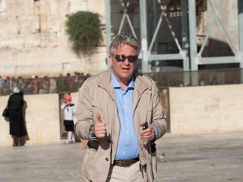Prins Laurent bezoekt in Jeruzalem onder meer de Klaagmuur.