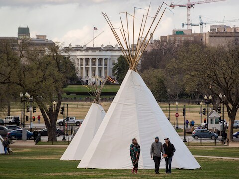 'Native Americans' hielden vrijdag aan het Witte Huis een protestmars om hun ongenoegen te laten blijken over de bouw van een oliepijpleiding in Noord-Dakota.