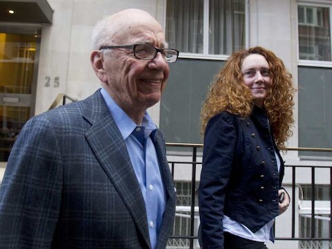 Rupert Murdoch naast Rebekah Brooks.