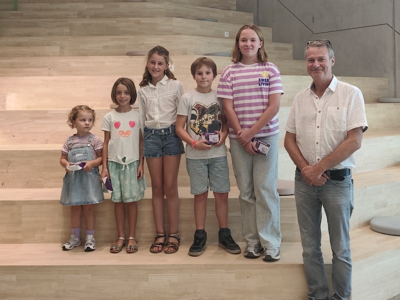Lily, Sophie, Feline, Ceriel en Maud kregen hun prijs van schepen Gunter Van Campenhout