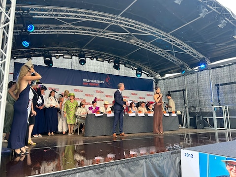 De Willy Naessens Hat Trophy, met de jury achteraan. 