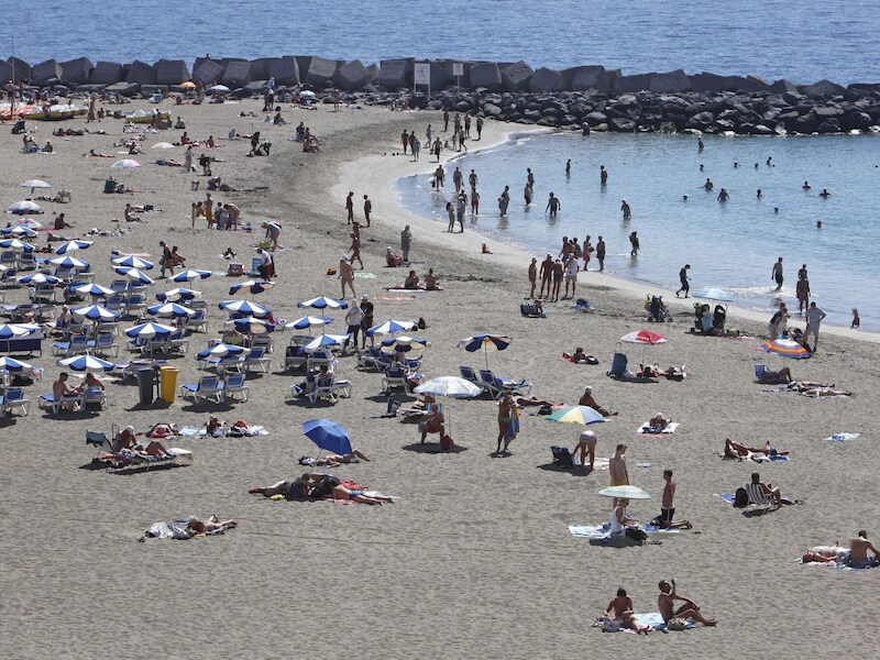 Het strand van Los Cristianos op Tenerife. Het Canarische eiland staat ook dit jaar op kop voor wie tijdens de winter op zoek is naar zon.