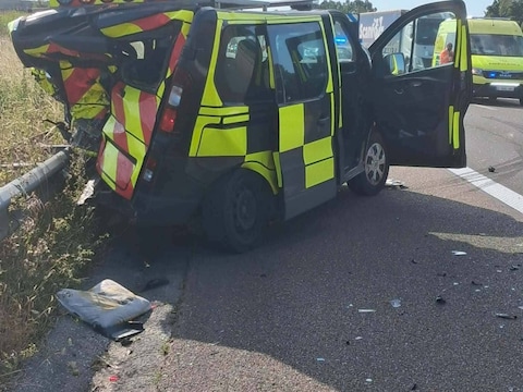 De wagen is total loss. Ondanks de schade vielen er geen gewonden.