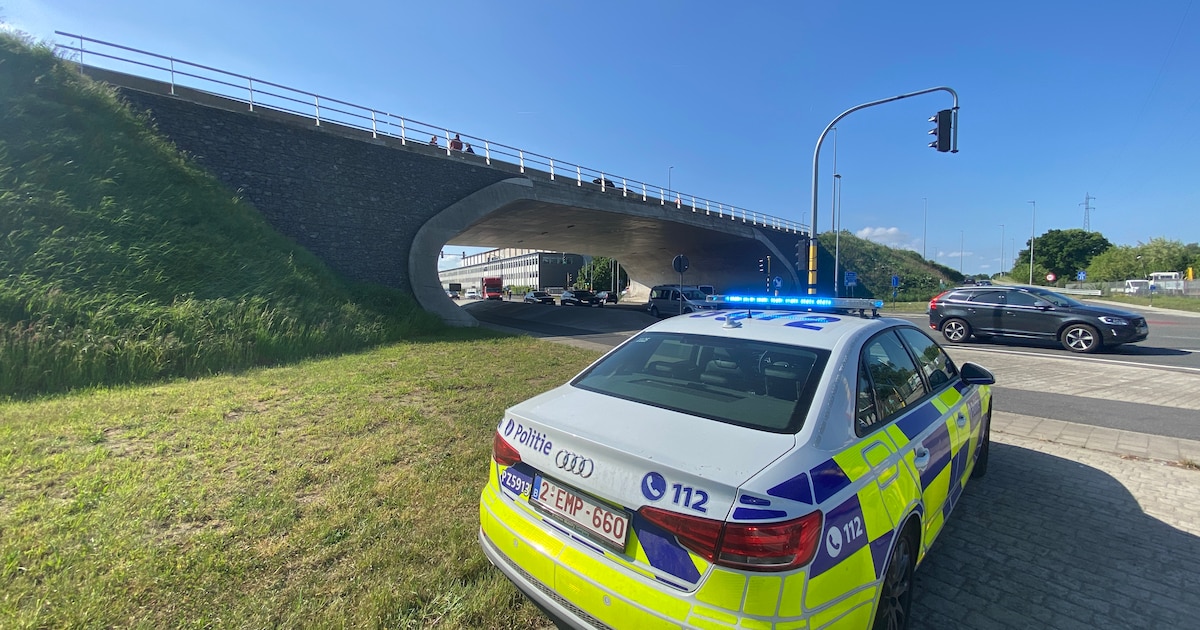 Motorrijder (38) in levensgevaar na botsing op R6 in Mechelen ...