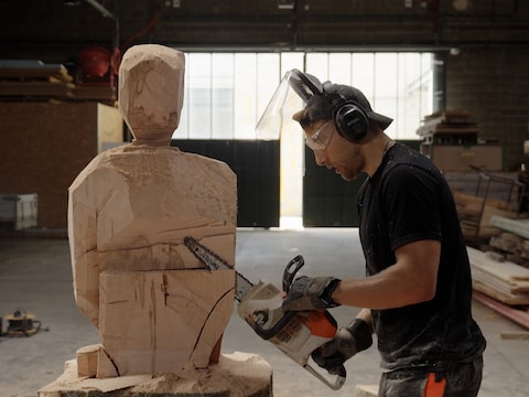 Ward Lemmelijn kreeg de opdracht om een levensgroot kunstwerk van zichzelf te beeldhouwen.