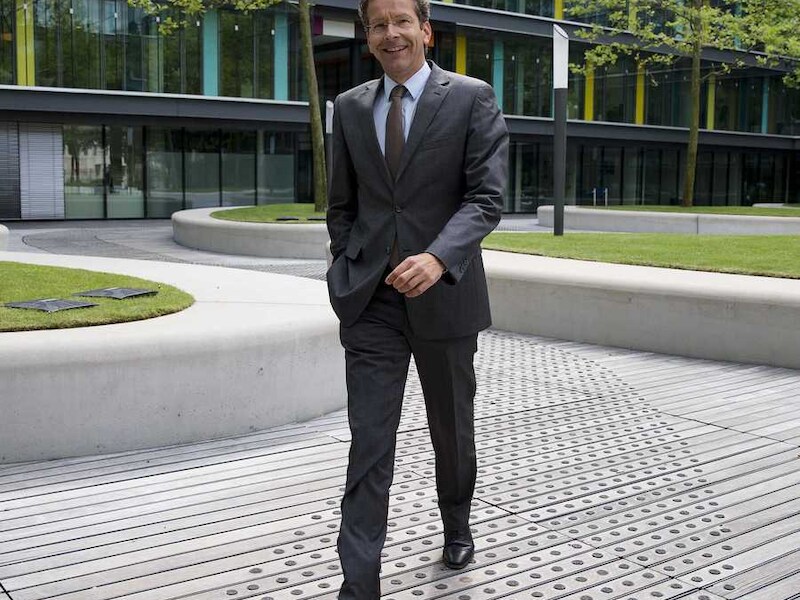Dijsselbloem, voorzitter van de Eurogroep, treedt de Duitse minister van Financiën Schäuble bij.