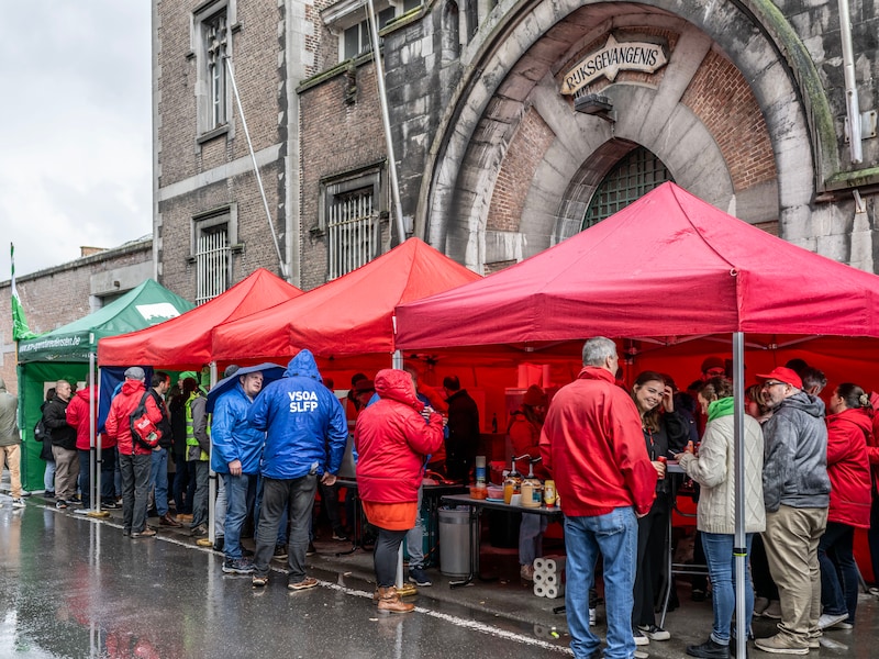 Stakend gevangenispersoneel aan de oude gevangenis van Dendermonde. (15/03/2024)
