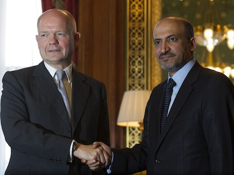 De Britse minister van Buitenlandse Zaken William Hague ontmoet de voormalige president van de Syrische Nationale Coalitie Ahmed Al Jarba.