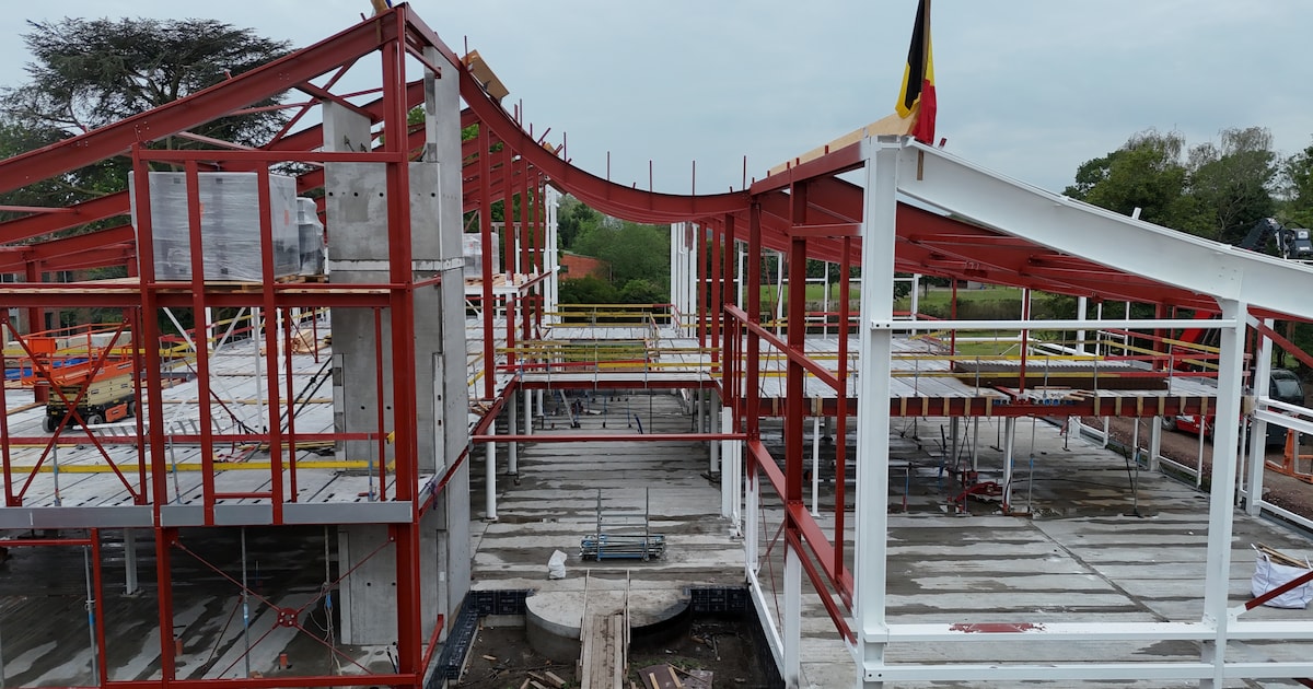 Belgische en Nederlandse vlag geplaatst op ruwbouw cultuurcentrum: “Hoogste punt bereikt”