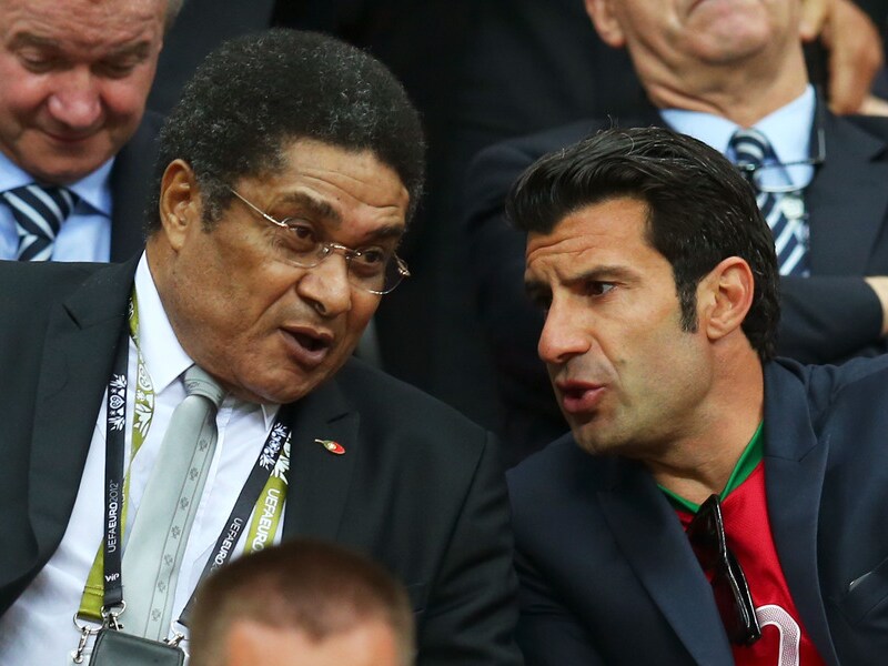 Eusebio en Luis Figo tijdens de match tegen Tsjechië.