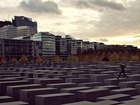 Het Holocaustmonument in Berlijn is opgevat als een open plek.