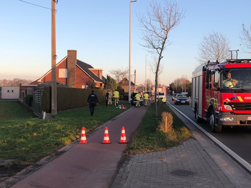 De 31‑jarige automobilist raakte op de Diksmuidesteenweg in Hooglede van de weg, vermoedelijk omdat hij in slaap was gevallen. 