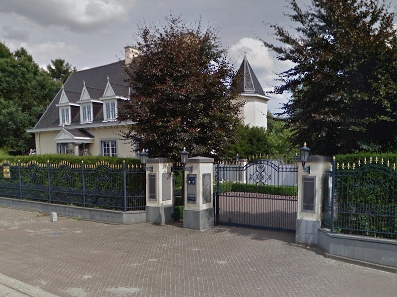 De tandarts is nog steeds actief in zijn praktijk langs de Rijksweg in Maasmechelen.