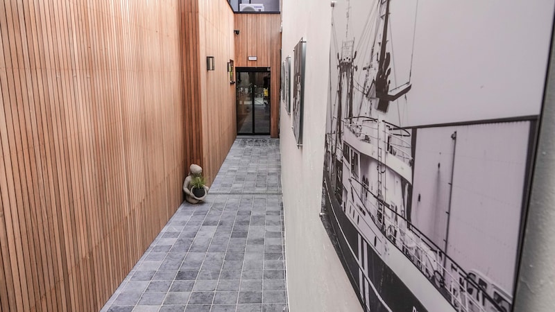 Vishandel Dedeystere: het paadje tussen de winkel en de parking.