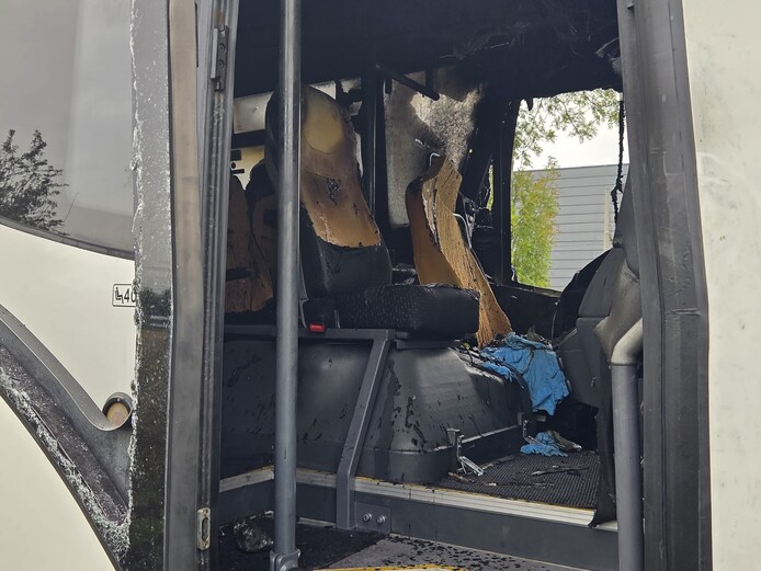 De bus brandde niet volledig uit maar er is sprake van veel schade.