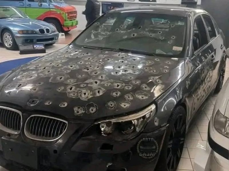BMW met tientallen kogelgaten staat te koop op tweedehandssite voor 55.000 euro