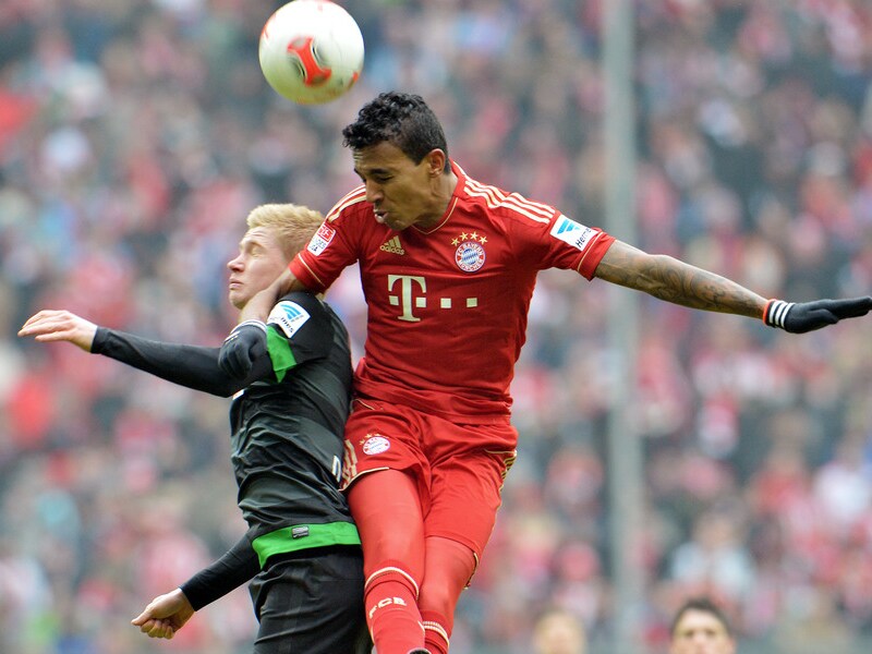De Bruyne in duel met Luiz Gustavo van Bayern München.