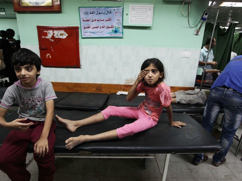 Een Palestijns meisje krijgt verzorging na de dodelijke Israëlische aanval van gisteren.