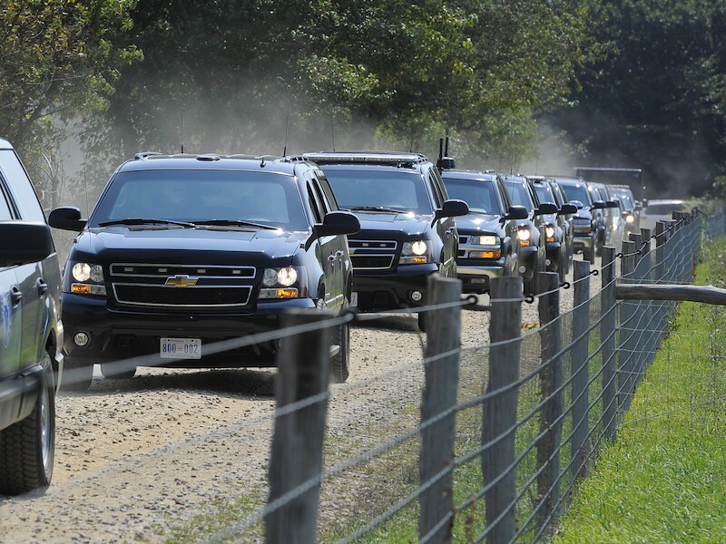 De kolonne van de Secret Service op Martha's Vineyard in augustus 2011.