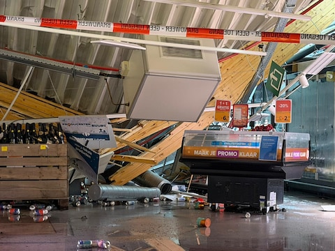 Het dak van Carrefour Market in Mortsel liep ernstige schade op.  